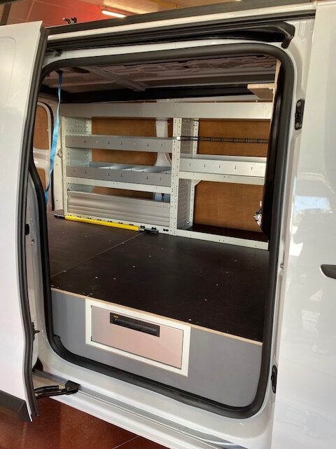 Installation d'une table de travail ou un plan de travail amovible.