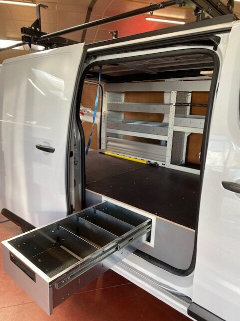 Aménager le véhicule d'une société d'installation et maintenance de systèmes d'alarme et de vidéosurveillance