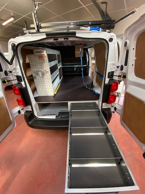 Aménagement fonctionnel. Optimisation de l'espace pour faciliter le transport du matériel et des outils nécessaires aux interventions sur site.